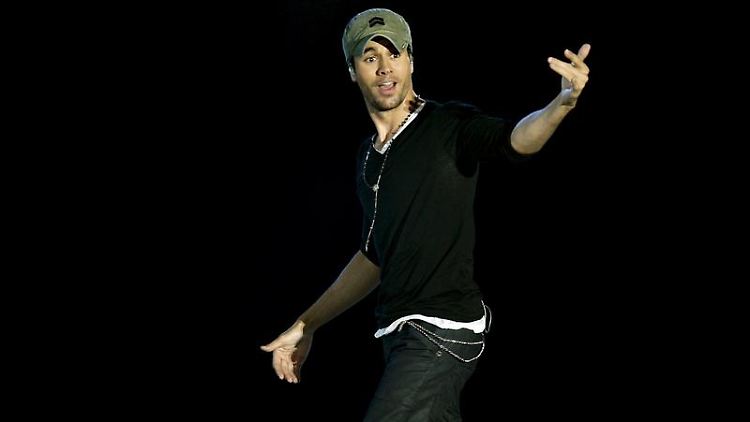 Ausziehen! Ausziehen! Ausziehen! Enrique Iglesias