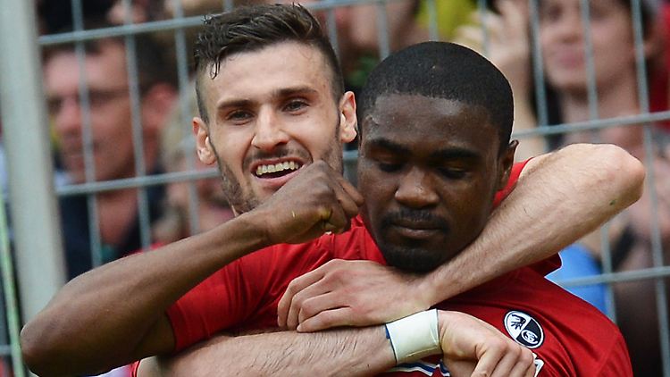 Kandidaten für Europas Königsklasse: Freiburgs Cedric Makiadi und sein Kollege Daniel Caligiuri.