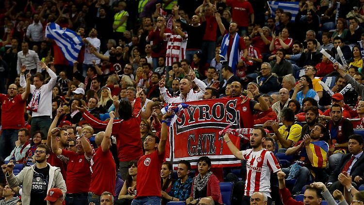 Hier feiert Piräus: Fans in der O2-Arena in London.