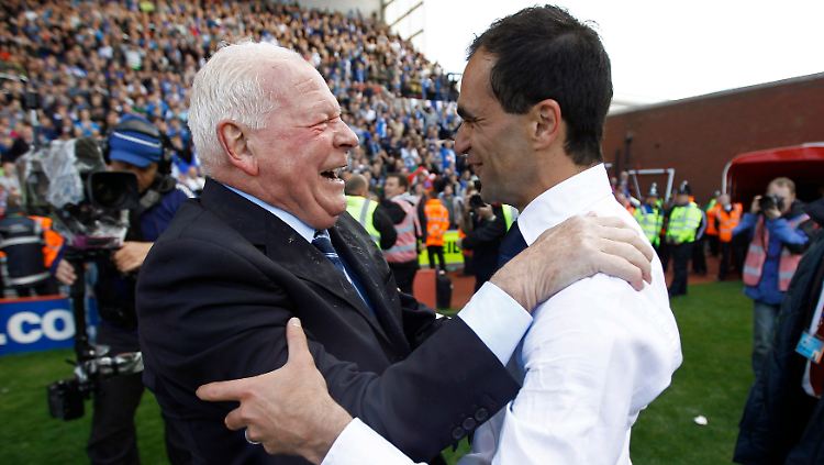 "Ich habe immer noch die Abdrücke der Stollen in meinem Bein." Sagt Wigans Präsident Dave Whelan, hier mit Trainer Roberto Martinez.