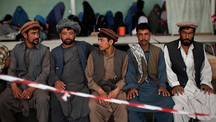 Zentralregierung als Betrüger: Afghanische Männer warten auf die Registrierung als Wähler.