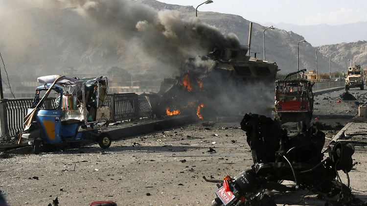 Brennendes Panzerfahrzeug nach einem Selbstmordanschlag in der Provinz Nangahar: Die Situation in Afghanistan ist der internationalen Schutztruppe schleichend entglitten.