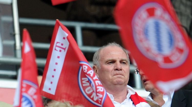 Schmallippig: Uli Hoeneß in der Allianz Arena in München.