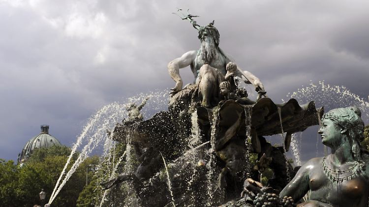 Am Neptunbrunnen schlugen die beiden Frauen auf ihr Opfer ein.