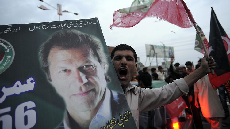 Der ehemalige Cricketstar Imran Khan wird mit seiner Partei zur zweitstärksten Kraft im Lande.