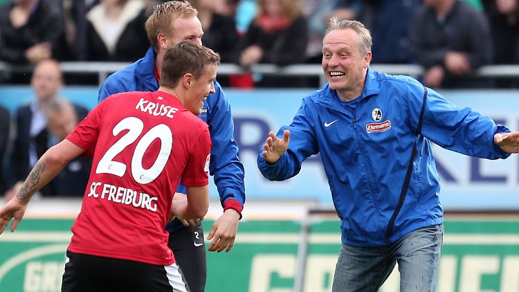 Welch' Freude: Freiburgs Trainer Christian Streich jubelt mit dem Torschützen Max Kruse.