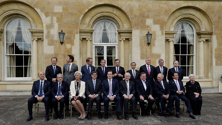Gruppenbild in Aylesbury: Hier sitzt billionenschwere Wirtschaftsmacht.