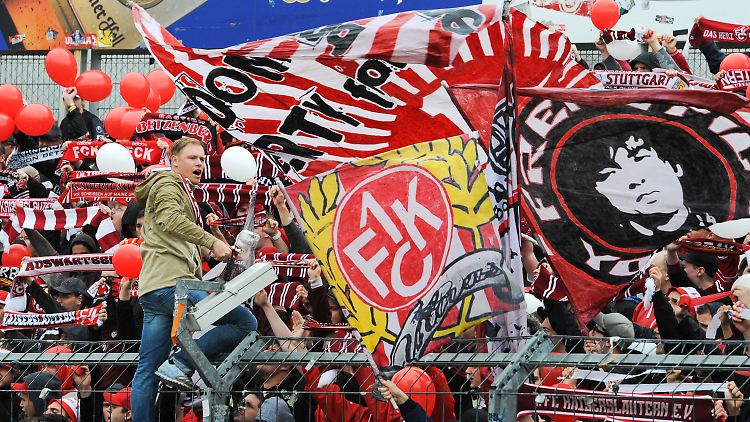 Jubel in Regensburg: Die Fans des 1. FC Kaiserslautern jubeln.