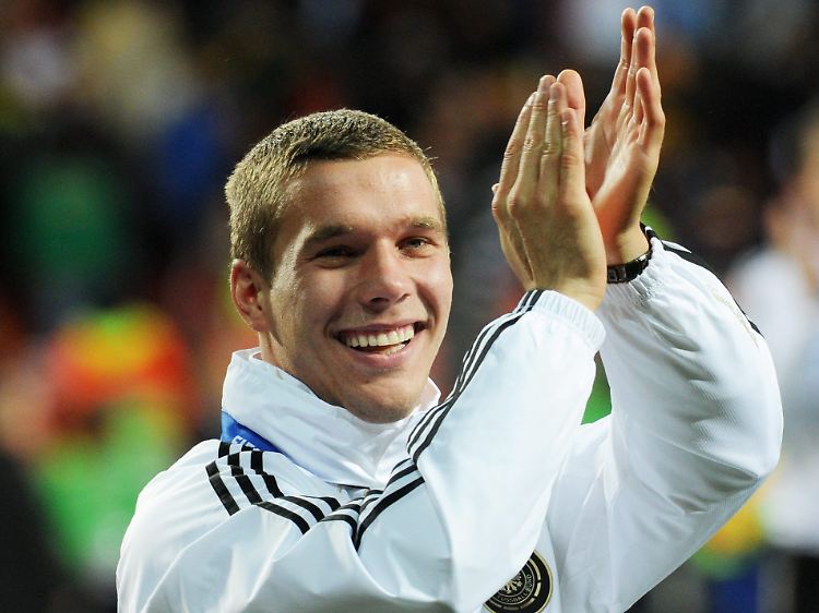 Applaus: Lukas Podolski spendiert einen Kunstrasen.
