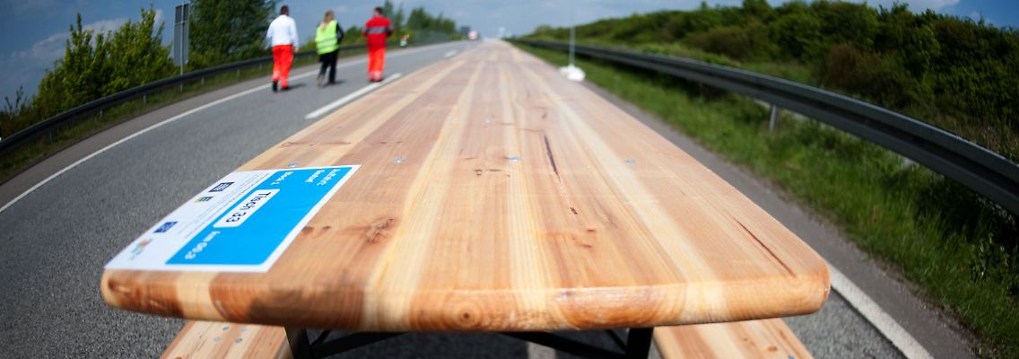 Picknick-Tische auf der gesperrten Autobahn A540 bei Grevenbroich.