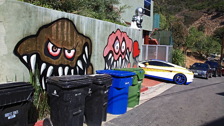 Die bemalte Mauer an Browns Haus.