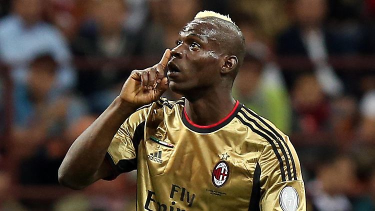 Mario Balotelli während der Spielunterbrechung. 