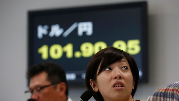 Knapp 102 Yen für einen Dollar: Skeptische Blicke im japanischen Devisenhandel.