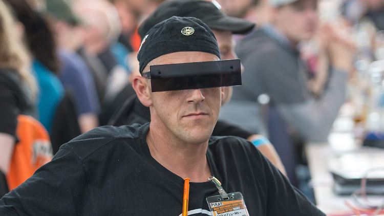 Brett vorm Kopf? Nein, diesem Piraten geht es um Anonymität.