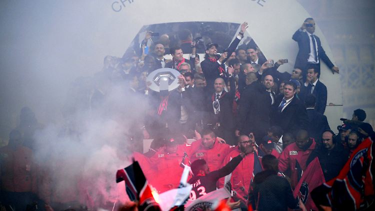 Die PSG-Mannschaft lässt sich feiern. Aber es bleibt nicht friedlich.