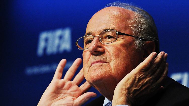 Blatter machte per Twitter seinen Zorn über die rassistischen Beleidigungen in der italienischen Fußball-Liga luft.