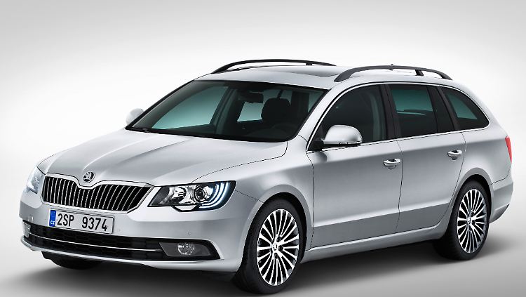 Eckiger und markanter an Front und Heck: der überarbeitete Skoda Superb.