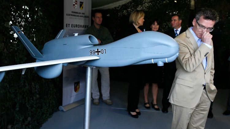 Verteidigungsminister Thomas De Maizière mit einem Modell der Drohne "Euro Hawk".