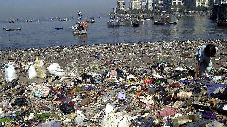 Jedes Jahr landen rund 6,4 Millionen Tonnen Plastikmüll in den Ozeanen. Nur ein Teil wird an die Strände gespült. Der große Rest sammelt sich in riesigen Strudeln in den Weltmeeren.