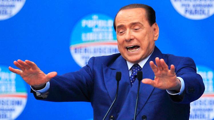 Dieser Mann ist in kaum einem anderen Land Europas so denkbar: Silvio Berlusconi spricht in Brescia zu Anhängern.