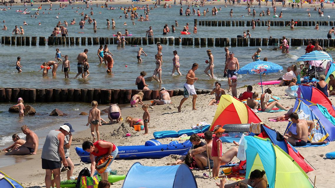 Nichts wie ans und ins Wasser: Hier suchen Badegäste am Ostseestrand von Kühlungsborn Abkühlung.