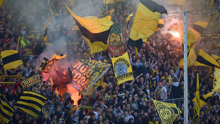 In England gehören solche Bilder der Vergangenheit an - in Dortmund sind sie während der Saison an jedem zweiten Wochenende der Normalfall.