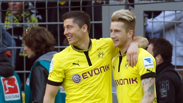 Zwei Dortmunder Garanten des sportlichen Erfolges und damit auch der finanziellen Rekorde sind Stürmer Lewandowski (l.) und Nationalspieler Reus (r.).