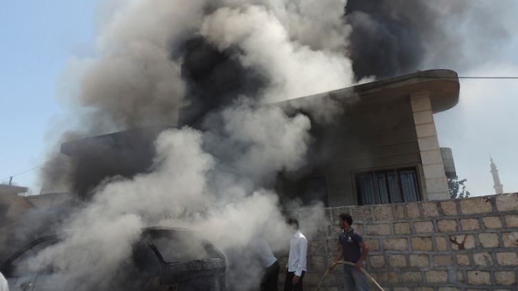 Alltag in Syrien: Nach dem Einschlag einer Bombe brennt ein Haus in Binnish.