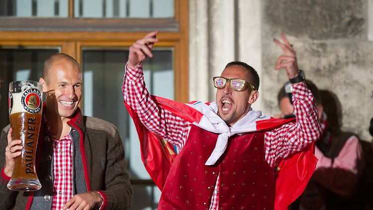Von den beiden Dribbelkönigen Arjen Robben und Franck Ribery (r.) gilt nur der Franzose als unverzichtbar im Verein.
