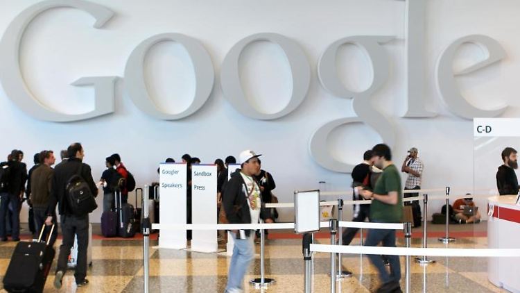 Teilnehmer der jährlichen Konferenz für Software-Entwickler Google I/O 2013. Der Suchmaschinen-Gigant will mit Musik aus der Internet-Wolke punkten. Außerdem bewegt sich das Betriebssystem Android auf die Marke von einer Milliarde Geräten zu. Foto: Christoph Dernbach