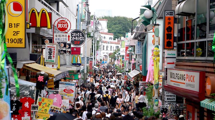 Passanten in einer Einkaufsstraße in Tokio: Japans Wirtschaft ist zuletzt stärker gewachsen als erwartet.