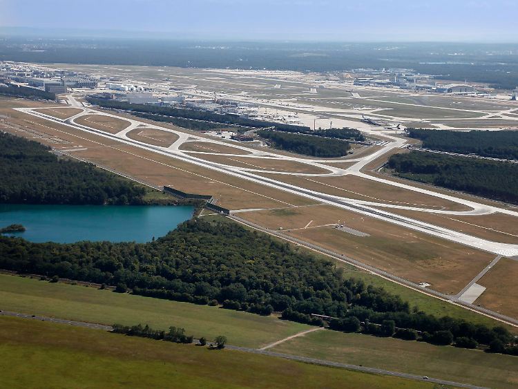 Ausbau für den Bedarf der Zukunft: Im Vordergrund die neue Nordwest-Piste, links hinter den Tanks Terminal 1 und 2. Rechts hinter den beiden Parallelbahnen das südliche Erweiterungsareal (Blickrichtung Ostsüdost).