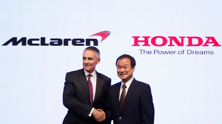 Und damit ist es besiegelt: Honda-Boss Takanobu Ito (R) beim Handschlag mit McLaren-Chef Martin Whitmarsh.