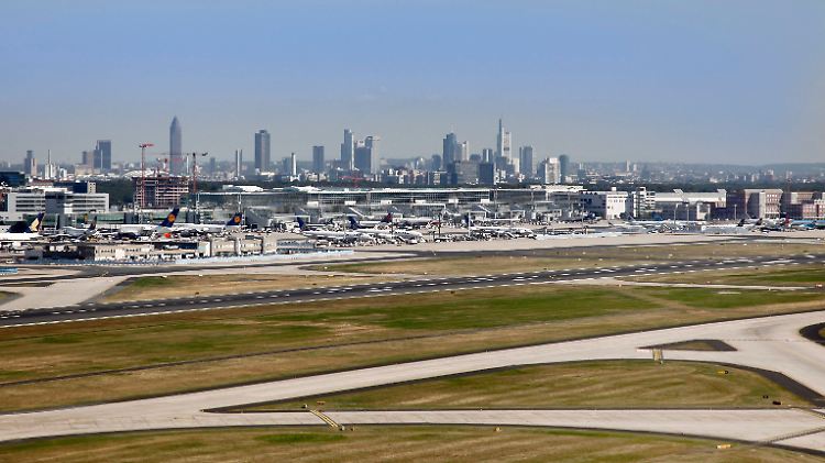 Die Skyline von Mainhattan in Sichtweite: Perspektivisch hält Fraport Terminal 1 und 2 für zu knapp bemessen.