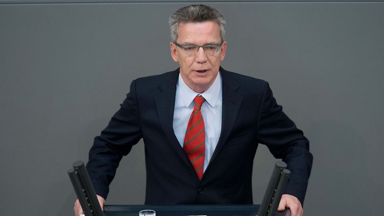 Ein Ende mit Schrecken sei besser als ein Schrecken ohne Ende, sagte de Maizière im Bundestag. 