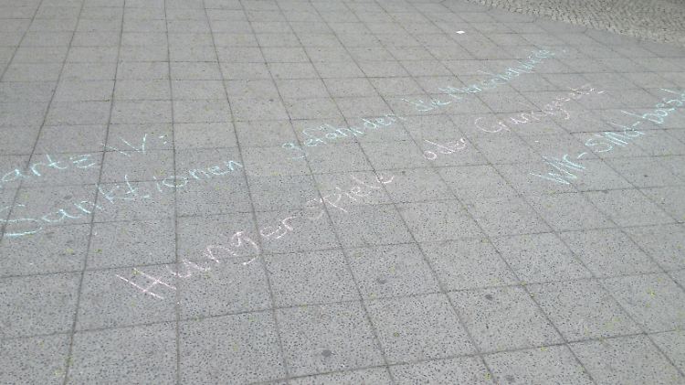 Wahlkampf oder Sympathiewelle? Unterstützer von Ralph Boes setzen an einer Berliner Kreuzung ihre Ortsmarke: "Hungerstreik oder Grundgesetz!"