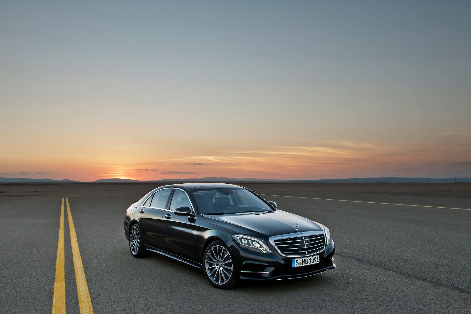 Wenn Mercedes eine neue S-Klasse vorstellt, geht es immer auch um den Titel des "Besten Autos der Welt". Und ganz unbescheiden nimmt man bei Daimler in Anspruch, genau dieses einmal mehr kreiert zu haben. "Die Kunden erwarten, dass die neue S-Klasse in jeder Hinsicht Maßstäbe setzt, ...