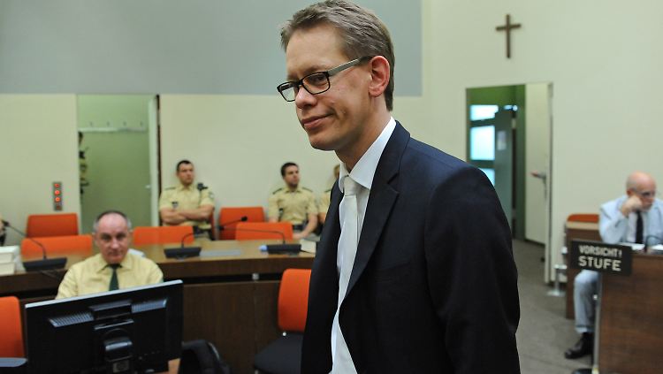 Der Verteidiger der Angeklagten Zschäpe, Wolfgang Heer, hat viele Fragen an den Vorsitzenden Richter.