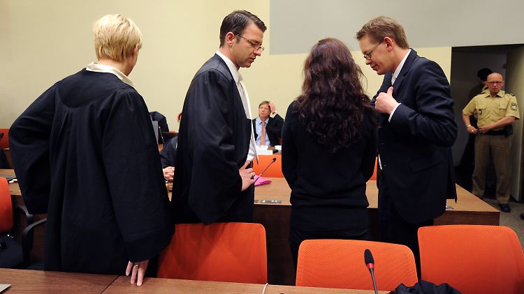 Beate Zschäpe (2.v.r.) berät sich mit ihren Anwälten Anja Sturm (l), Wolfgang Stahl (2.v.l.) und Wolfgang Heer (r.). Öffentlich gesagt hat sie noch keinen Ton.