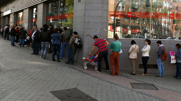 Realität in Europa: In der Innenstadt von Madrid bilden sich lange Schlangen vor einer Arbeitsvermittlung.