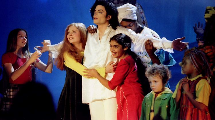 Michael Jackson umgab sich gern mit Kindern - immer wieder gab es Pädophilie-Vorwürfe gegen den Popstar. Dieses Bild entstand 1996 bei der Performance des "Earth Song".