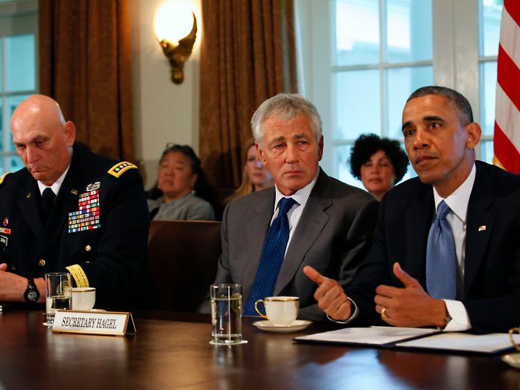 Betroffene Gesichter im Weißen Haus: Barack Obama mit Chuck Hagel und General Ray Odierno.