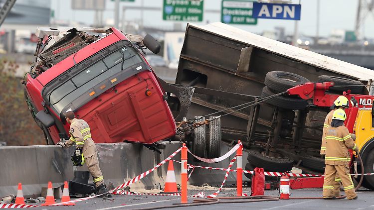 Trucker-Alptraum: Starke Trossen ziehen den Lkw zurück über die Fahrbahnbegrenzung.
