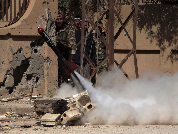 Kämpfer der Freien Syrischen Armee feuern in Deir al-Zor eine Rakete ab.
