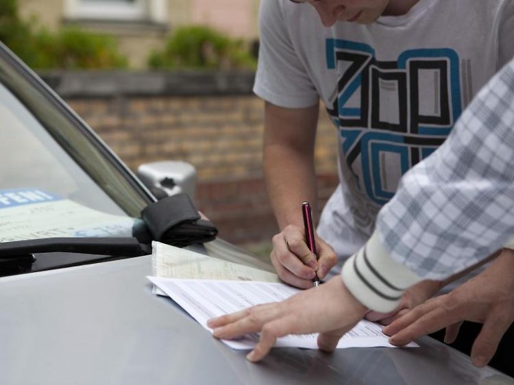 Nie ohne Vertrag: Wenn Autos den Besitzer wechseln, sind alle Vereinbarungen schriftlich festzuhalten.