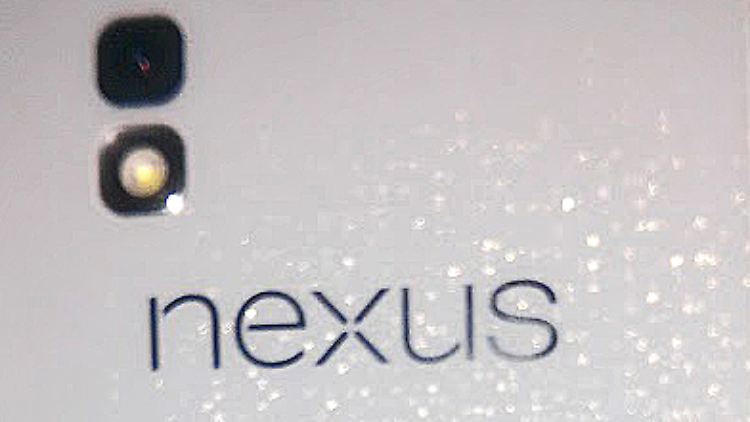 Auch auf Google+ sind Fotos eines weißen Nexus 4 zu finden.