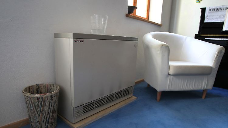 Ein Nachtspeicherofen aus den 1980er Jahren in einem Jugendzimmer in Kaufbeuren.