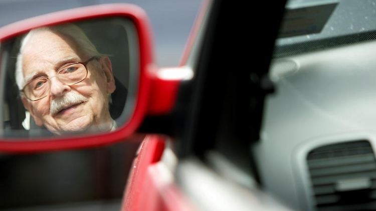 Ältere Autofahrer sollten sich ehrlich fragen, ob sie sich dem turbulenten Straßenverkehr noch gewachsen fühlen.