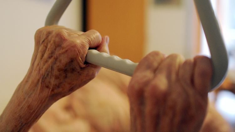Der Tatverdächtige soll sich an Frauen im Alter von 69 bis 99 Jahren vergangen haben.