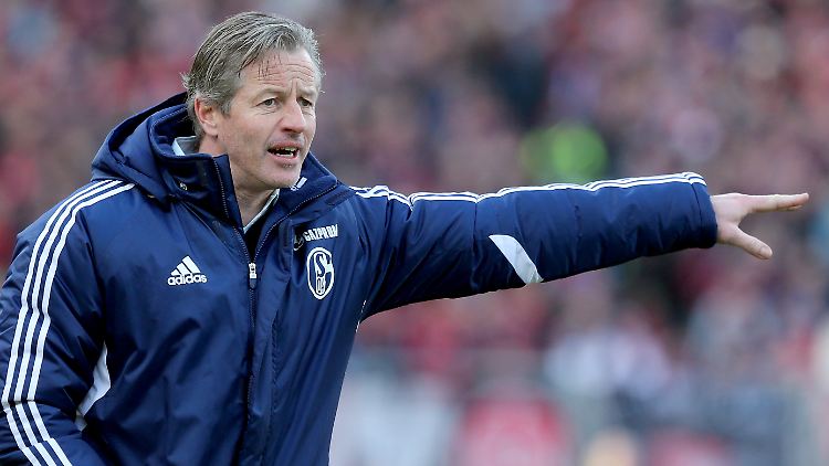 Jens Keller bleibt Cheftrainer auf Schalke - ob man es gemeinsam in die Champions League schafft, entscheidet sich in Freiburg.